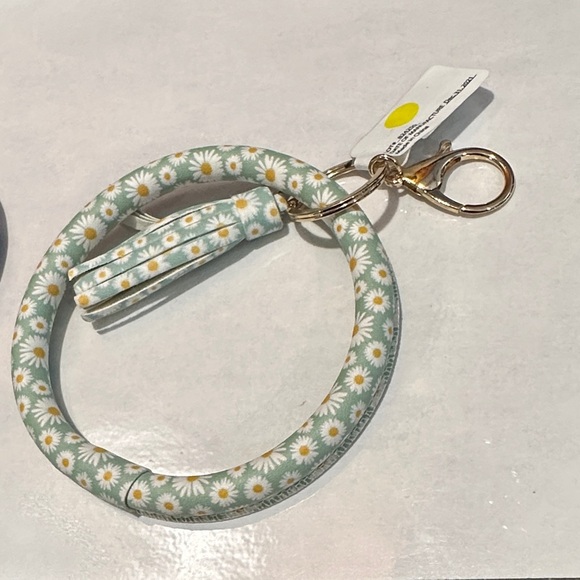Green Daisies Flowers White & Green Floral Keychain Bracelet with Tassel NWT - Picture 4 of 6